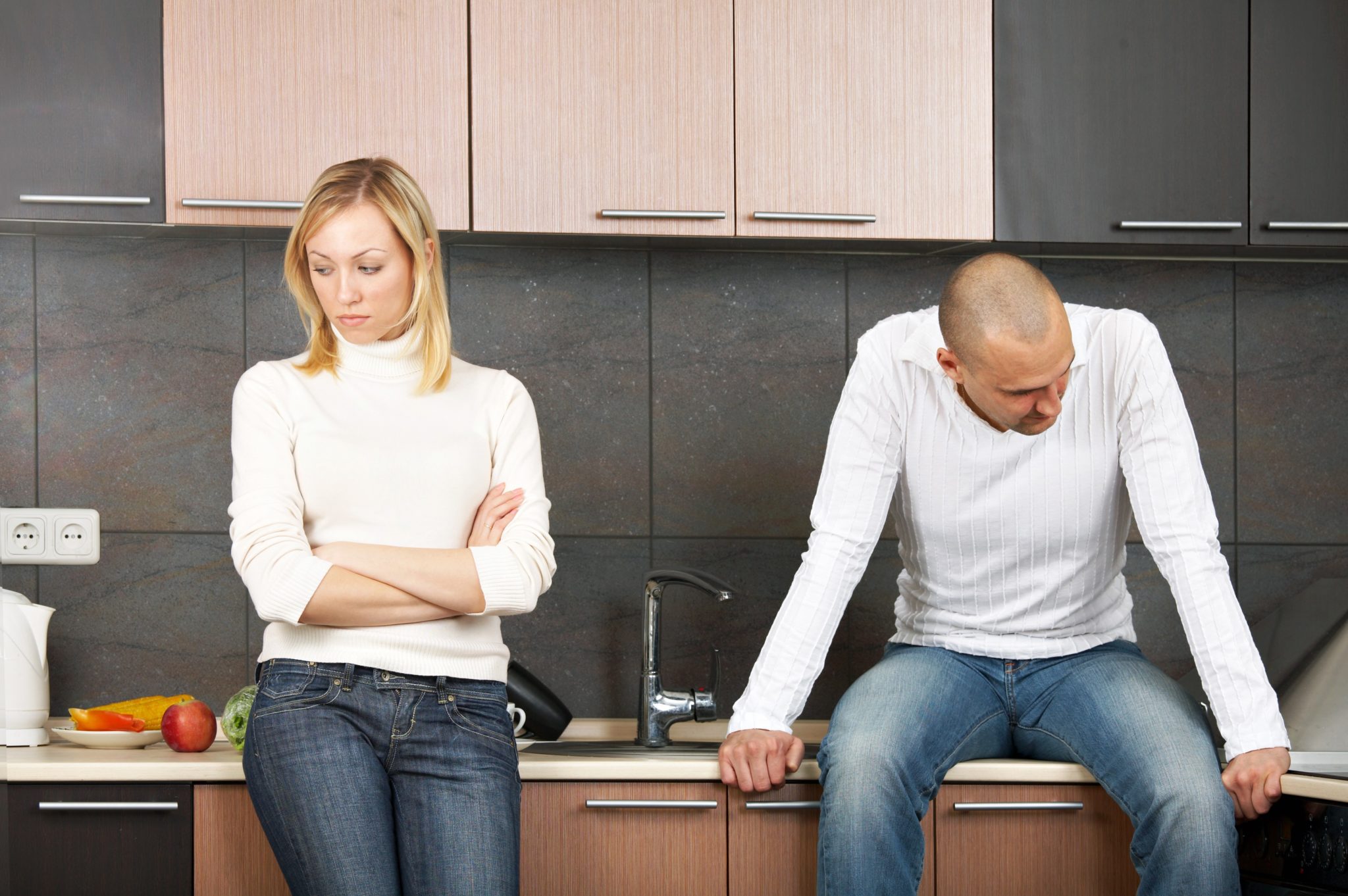 Муж развелся потому что. Ссора на кухне. Ссора на кухне мужа и жены. Ссора в семье. Женщины с разведенными.