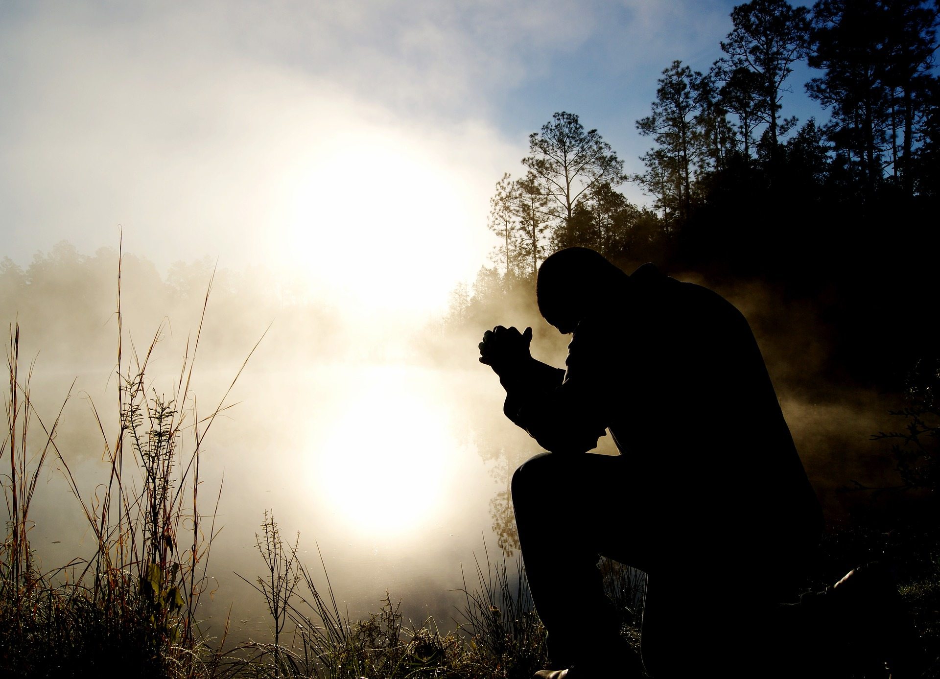Resurrection praying - Pixabay dawn-1868418_1920
